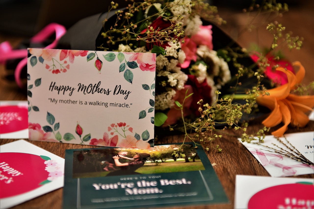 mothers-day-ijaz-rafi-xLA0XpFpe0U-unsplash